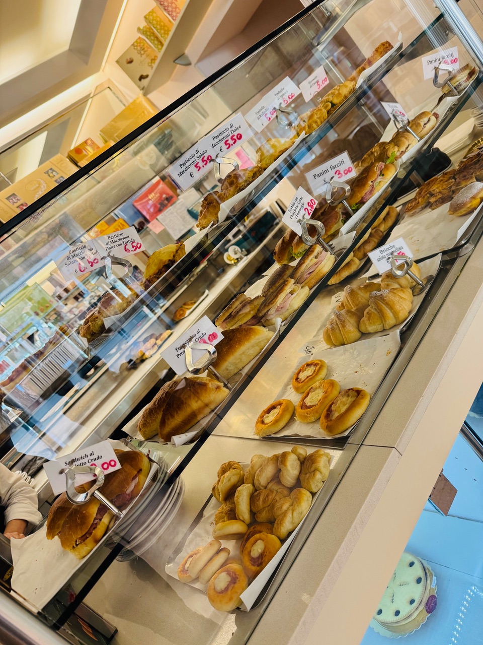 Pasticceria mignon con decori di frutta